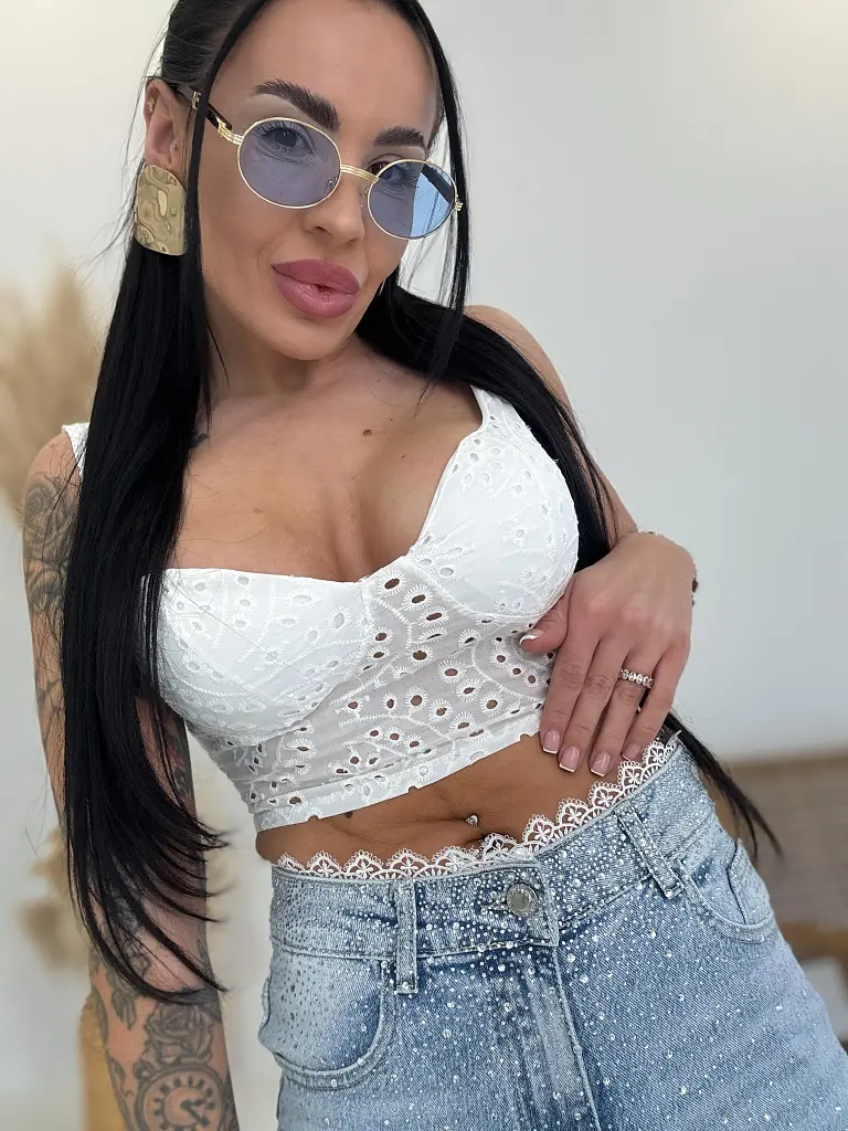 Biely madeira crop-top s vypchávkami JUDITH